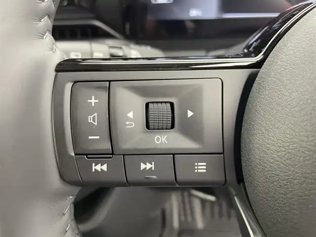 日産 セレナ e－パワー XV 富山県 2024(令6)年 0.5万km プリズムホワイト 純正12.3型ナビ（AM/FM/BT/USB/HDM）/フルセグTV/全方位カメラ/ドライブレコーダー/デジタルインナーミラー/ETC/ブラインドスポットモニター/両側パワースライドドア/シートヒーター/ハンドルヒーター/衝突被害軽減システム/レーダークルーズコントロール/レーンキープアシスト/コーナーセンサー/横滑り防止装置/アイドリングストップ/純正フロアマット/オートホールド付電子パーキング/革巻きステアリング/ステアリングスイッチ/スマートキー/スペアキー