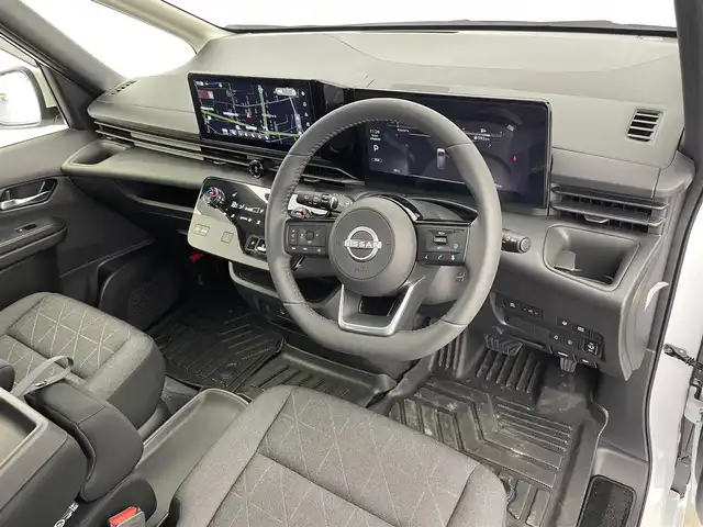 日産 セレナ e－パワー XV 富山県 2024(令6)年 0.5万km プリズムホワイト 純正12.3型ナビ（AM/FM/BT/USB/HDM）/フルセグTV/全方位カメラ/ドライブレコーダー/デジタルインナーミラー/ETC/ブラインドスポットモニター/両側パワースライドドア/シートヒーター/ハンドルヒーター/衝突被害軽減システム/レーダークルーズコントロール/レーンキープアシスト/コーナーセンサー/横滑り防止装置/アイドリングストップ/純正フロアマット/オートホールド付電子パーキング/革巻きステアリング/ステアリングスイッチ/スマートキー/スペアキー
