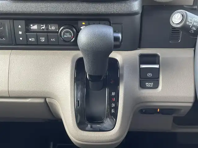 ホンダ Ｎ ＢＯＸ JOY ターボ 群馬県 2024(令6)年 0.9万km フィヨルドミストパール ワンオーナー/純正9インチナビ/（CD/DVD/SD/MSV/Bluetooth/AppleCarPlay）/フルセグテレビ/バックカメラ/ホンダセンシング/・衝突軽減ブレーキ/・歩行者事故低減ステアリング/・路外逸脱抑制機能/・渋滞追従機能付アダプティブクルーズコントロール/・車線維持支援システム/・誤発進抑制機能/・近距離衝突軽減ブレーキ/・先行車発進お知らせ機能/・標識認識機能/・オートハイビーム/・後方誤発進抑制機能/・パーキングセンサーシステム/両側パワースライドドア/LEDヘッドランプ/ブラックルーフ/ブラックドアミラー/ハーフレザーシート/シートヒーター/ETC/プッシュスタート/ドライブレコーダー/リアヒーターダクト/シートバックテーブル/アームレスト/保証書/取扱説明書/スペアキー
