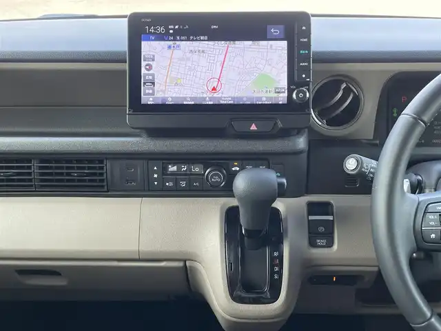 ホンダ Ｎ ＢＯＸ JOY ターボ 群馬県 2024(令6)年 0.9万km フィヨルドミストパール ワンオーナー/純正9インチナビ/（CD/DVD/SD/MSV/Bluetooth/AppleCarPlay）/フルセグテレビ/バックカメラ/ホンダセンシング/・衝突軽減ブレーキ/・歩行者事故低減ステアリング/・路外逸脱抑制機能/・渋滞追従機能付アダプティブクルーズコントロール/・車線維持支援システム/・誤発進抑制機能/・近距離衝突軽減ブレーキ/・先行車発進お知らせ機能/・標識認識機能/・オートハイビーム/・後方誤発進抑制機能/・パーキングセンサーシステム/両側パワースライドドア/LEDヘッドランプ/ブラックルーフ/ブラックドアミラー/ハーフレザーシート/シートヒーター/ETC/プッシュスタート/ドライブレコーダー/リアヒーターダクト/シートバックテーブル/アームレスト/保証書/取扱説明書/スペアキー
