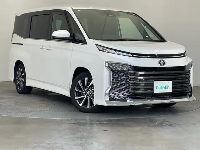 トヨタ ヴォクシー S－Z 栃木県 2023(令5)年 1.8万km ホワイトパールクリスタルシャイン 純正ナビ/（Bluetooth/CD/DVD/USB/フルセグTV/HDMI）/バックカメラ/トヨタセーフティセンス/・プリクラッシュセーフティ/・レーントレーシングアシスト/・レーンディパーチャーアラート/・ロードサインアシスト/・レーダークルーズコントロール/・オートマチックハイビーム/・先行車発進アラーム/快適利便パッケージ/・ハンズフリーデュアルパワースライドドア/・パワーバックドア/・快適温熱シート/・ステアリングヒーター/・ナノイーX/・オットマン/・角度調整付アームレスト/フリップダウンモニター/ユニバーサルステップ/ドアバイザー/前後コーナーセンサー/ビルトインETC2.0/両側パワースライドドア/オートライト/LEDヘッドライト/スマートキー/プッシュスタート/アイドリングストップ/ステアリングスイッチ/電動格納ミラー/純正アルミホイール/純正フロアマット