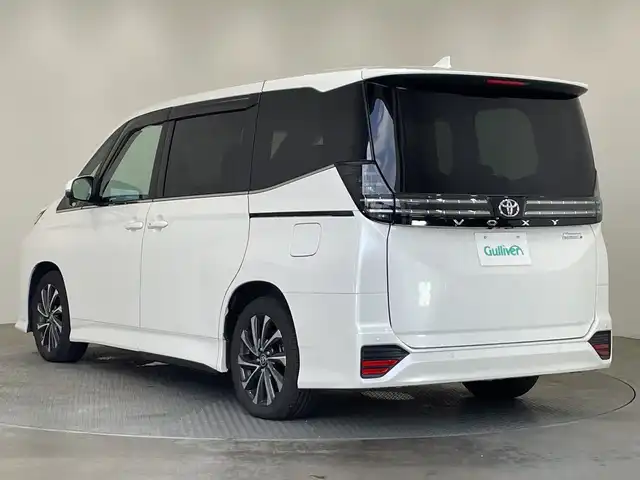 トヨタ ヴォクシー S－Z 栃木県 2023(令5)年 1.8万km ホワイトパールクリスタルシャイン 純正ナビ/（Bluetooth/CD/DVD/USB/フルセグTV/HDMI）/バックカメラ/トヨタセーフティセンス/・プリクラッシュセーフティ/・レーントレーシングアシスト/・レーンディパーチャーアラート/・ロードサインアシスト/・レーダークルーズコントロール/・オートマチックハイビーム/・先行車発進アラーム/快適利便パッケージ/・ハンズフリーデュアルパワースライドドア/・パワーバックドア/・快適温熱シート/・ステアリングヒーター/・ナノイーX/・オットマン/・角度調整付アームレスト/フリップダウンモニター/ユニバーサルステップ/ドアバイザー/前後コーナーセンサー/ビルトインETC2.0/両側パワースライドドア/オートライト/LEDヘッドライト/スマートキー/プッシュスタート/アイドリングストップ/ステアリングスイッチ/電動格納ミラー/純正アルミホイール/純正フロアマット