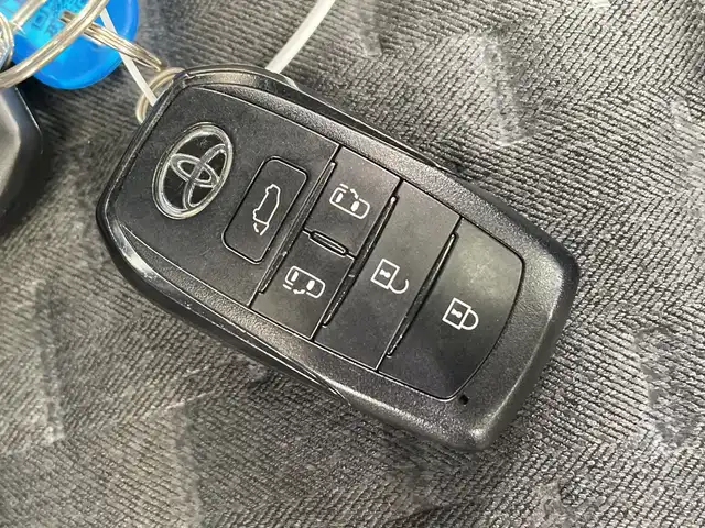 トヨタ ヴォクシー S－Z 栃木県 2023(令5)年 1.8万km ホワイトパールクリスタルシャイン 純正ナビ/（Bluetooth/CD/DVD/USB/フルセグTV/HDMI）/バックカメラ/トヨタセーフティセンス/・プリクラッシュセーフティ/・レーントレーシングアシスト/・レーンディパーチャーアラート/・ロードサインアシスト/・レーダークルーズコントロール/・オートマチックハイビーム/・先行車発進アラーム/快適利便パッケージ/・ハンズフリーデュアルパワースライドドア/・パワーバックドア/・快適温熱シート/・ステアリングヒーター/・ナノイーX/・オットマン/・角度調整付アームレスト/フリップダウンモニター/ユニバーサルステップ/ドアバイザー/前後コーナーセンサー/ビルトインETC2.0/両側パワースライドドア/オートライト/LEDヘッドライト/スマートキー/プッシュスタート/アイドリングストップ/ステアリングスイッチ/電動格納ミラー/純正アルミホイール/純正フロアマット