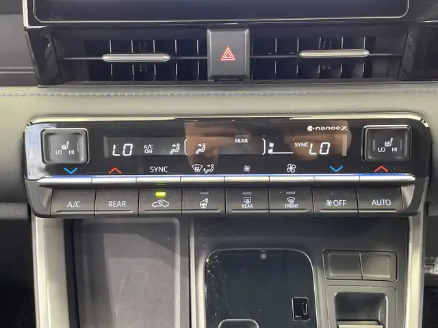 トヨタ ヴォクシー S－Z 栃木県 2023(令5)年 1.8万km ホワイトパールクリスタルシャイン 純正ナビ/（Bluetooth/CD/DVD/USB/フルセグTV/HDMI）/バックカメラ/トヨタセーフティセンス/・プリクラッシュセーフティ/・レーントレーシングアシスト/・レーンディパーチャーアラート/・ロードサインアシスト/・レーダークルーズコントロール/・オートマチックハイビーム/・先行車発進アラーム/快適利便パッケージ/・ハンズフリーデュアルパワースライドドア/・パワーバックドア/・快適温熱シート/・ステアリングヒーター/・ナノイーX/・オットマン/・角度調整付アームレスト/フリップダウンモニター/ユニバーサルステップ/ドアバイザー/前後コーナーセンサー/ビルトインETC2.0/両側パワースライドドア/オートライト/LEDヘッドライト/スマートキー/プッシュスタート/アイドリングストップ/ステアリングスイッチ/電動格納ミラー/純正アルミホイール/純正フロアマット