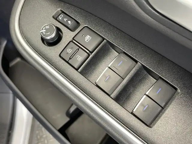 トヨタ ヴォクシー S－Z 栃木県 2023(令5)年 1.8万km ホワイトパールクリスタルシャイン 純正ナビ/（Bluetooth/CD/DVD/USB/フルセグTV/HDMI）/バックカメラ/トヨタセーフティセンス/・プリクラッシュセーフティ/・レーントレーシングアシスト/・レーンディパーチャーアラート/・ロードサインアシスト/・レーダークルーズコントロール/・オートマチックハイビーム/・先行車発進アラーム/快適利便パッケージ/・ハンズフリーデュアルパワースライドドア/・パワーバックドア/・快適温熱シート/・ステアリングヒーター/・ナノイーX/・オットマン/・角度調整付アームレスト/フリップダウンモニター/ユニバーサルステップ/ドアバイザー/前後コーナーセンサー/ビルトインETC2.0/両側パワースライドドア/オートライト/LEDヘッドライト/スマートキー/プッシュスタート/アイドリングストップ/ステアリングスイッチ/電動格納ミラー/純正アルミホイール/純正フロアマット