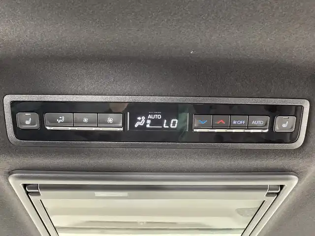 トヨタ ヴォクシー S－Z 栃木県 2023(令5)年 1.8万km ホワイトパールクリスタルシャイン 純正ナビ/（Bluetooth/CD/DVD/USB/フルセグTV/HDMI）/バックカメラ/トヨタセーフティセンス/・プリクラッシュセーフティ/・レーントレーシングアシスト/・レーンディパーチャーアラート/・ロードサインアシスト/・レーダークルーズコントロール/・オートマチックハイビーム/・先行車発進アラーム/快適利便パッケージ/・ハンズフリーデュアルパワースライドドア/・パワーバックドア/・快適温熱シート/・ステアリングヒーター/・ナノイーX/・オットマン/・角度調整付アームレスト/フリップダウンモニター/ユニバーサルステップ/ドアバイザー/前後コーナーセンサー/ビルトインETC2.0/両側パワースライドドア/オートライト/LEDヘッドライト/スマートキー/プッシュスタート/アイドリングストップ/ステアリングスイッチ/電動格納ミラー/純正アルミホイール/純正フロアマット