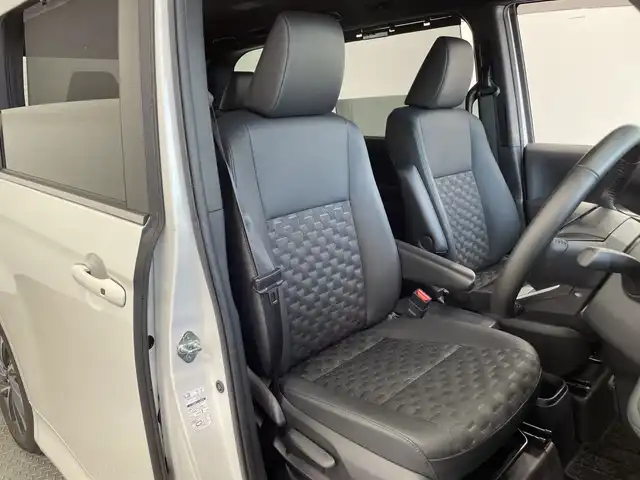 トヨタ ヴォクシー S－Z 栃木県 2023(令5)年 1.8万km ホワイトパールクリスタルシャイン 純正ナビ/（Bluetooth/CD/DVD/USB/フルセグTV/HDMI）/バックカメラ/トヨタセーフティセンス/・プリクラッシュセーフティ/・レーントレーシングアシスト/・レーンディパーチャーアラート/・ロードサインアシスト/・レーダークルーズコントロール/・オートマチックハイビーム/・先行車発進アラーム/快適利便パッケージ/・ハンズフリーデュアルパワースライドドア/・パワーバックドア/・快適温熱シート/・ステアリングヒーター/・ナノイーX/・オットマン/・角度調整付アームレスト/フリップダウンモニター/ユニバーサルステップ/ドアバイザー/前後コーナーセンサー/ビルトインETC2.0/両側パワースライドドア/オートライト/LEDヘッドライト/スマートキー/プッシュスタート/アイドリングストップ/ステアリングスイッチ/電動格納ミラー/純正アルミホイール/純正フロアマット