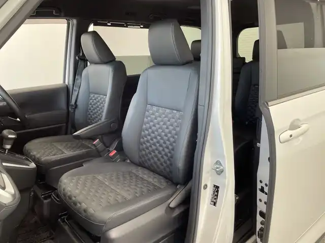 トヨタ ヴォクシー S－Z 栃木県 2023(令5)年 1.8万km ホワイトパールクリスタルシャイン 純正ナビ/（Bluetooth/CD/DVD/USB/フルセグTV/HDMI）/バックカメラ/トヨタセーフティセンス/・プリクラッシュセーフティ/・レーントレーシングアシスト/・レーンディパーチャーアラート/・ロードサインアシスト/・レーダークルーズコントロール/・オートマチックハイビーム/・先行車発進アラーム/快適利便パッケージ/・ハンズフリーデュアルパワースライドドア/・パワーバックドア/・快適温熱シート/・ステアリングヒーター/・ナノイーX/・オットマン/・角度調整付アームレスト/フリップダウンモニター/ユニバーサルステップ/ドアバイザー/前後コーナーセンサー/ビルトインETC2.0/両側パワースライドドア/オートライト/LEDヘッドライト/スマートキー/プッシュスタート/アイドリングストップ/ステアリングスイッチ/電動格納ミラー/純正アルミホイール/純正フロアマット