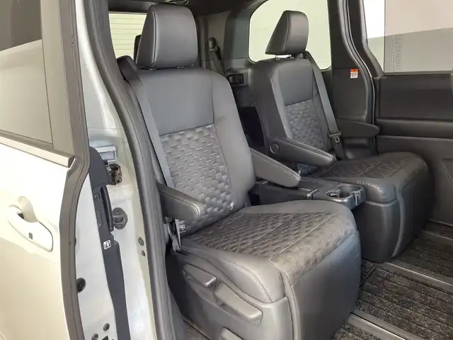 トヨタ ヴォクシー S－Z 栃木県 2023(令5)年 1.8万km ホワイトパールクリスタルシャイン 純正ナビ/（Bluetooth/CD/DVD/USB/フルセグTV/HDMI）/バックカメラ/トヨタセーフティセンス/・プリクラッシュセーフティ/・レーントレーシングアシスト/・レーンディパーチャーアラート/・ロードサインアシスト/・レーダークルーズコントロール/・オートマチックハイビーム/・先行車発進アラーム/快適利便パッケージ/・ハンズフリーデュアルパワースライドドア/・パワーバックドア/・快適温熱シート/・ステアリングヒーター/・ナノイーX/・オットマン/・角度調整付アームレスト/フリップダウンモニター/ユニバーサルステップ/ドアバイザー/前後コーナーセンサー/ビルトインETC2.0/両側パワースライドドア/オートライト/LEDヘッドライト/スマートキー/プッシュスタート/アイドリングストップ/ステアリングスイッチ/電動格納ミラー/純正アルミホイール/純正フロアマット