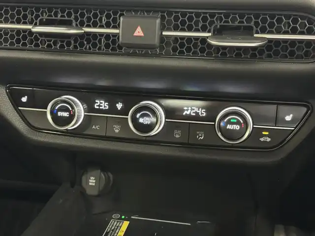 ホンダ ＺＲ－Ｖ ハイブリッド e:HEV Z 三重県 2023(令5)年 3.6万km クリスタルブラックパール ハイブリッド/FF/MTモード付フロアCVT/BOSEプレミアムサウンドシステム（12スピーカー）/Honda Connect対応 9インチナビ/（AM/FM/USB/CarPlay/AndroidAuto/Bluetooth/TV）/マルチビューカメラシステム（360カメラ）/ビルトイン ETC2.0/Honda SENSING/・衝突軽減ブレーキ［CMBS］/・車線維持支援システム［LKAS］/・路外逸脱抑制機能/・渋滞追従機能付アダプティブクルーズコントロール［ACC］/・アダプティブドライビングビーム［ADB］/・パーキングセンサーシステム/・先行車発進お知らせ機能/・誤発進抑制機能、後方誤発進抑制機能/・トラフィックジャムアシスト（渋滞運転支援機能）/・標識認識機能/・横滑り防止機能/装備/・本革シート/・ハンズフリーアクセスパワーテールゲート（予約クローズ機能付）/・パワーシート（Dメモリー付8way/N4way）/・シートヒーター（D/N）/・ステアリングヒーター/・左右独立オートエアコン/・ワイヤレス充電器/・パドルシフト/・純正18inAW/・保/取/・スマートキーx1