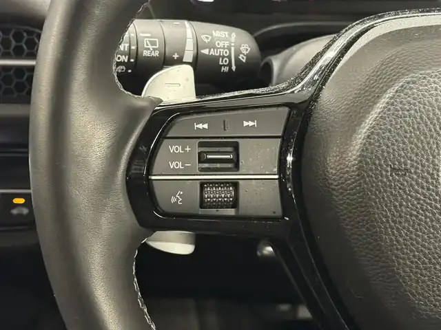 ホンダ ＺＲ－Ｖ ハイブリッド e:HEV Z 三重県 2023(令5)年 3.6万km クリスタルブラックパール ハイブリッド/FF/MTモード付フロアCVT/BOSEプレミアムサウンドシステム（12スピーカー）/Honda Connect対応 9インチナビ/（AM/FM/USB/CarPlay/AndroidAuto/Bluetooth/TV）/マルチビューカメラシステム（360カメラ）/ビルトイン ETC2.0/Honda SENSING/・衝突軽減ブレーキ［CMBS］/・車線維持支援システム［LKAS］/・路外逸脱抑制機能/・渋滞追従機能付アダプティブクルーズコントロール［ACC］/・アダプティブドライビングビーム［ADB］/・パーキングセンサーシステム/・先行車発進お知らせ機能/・誤発進抑制機能、後方誤発進抑制機能/・トラフィックジャムアシスト（渋滞運転支援機能）/・標識認識機能/・横滑り防止機能/装備/・本革シート/・ハンズフリーアクセスパワーテールゲート（予約クローズ機能付）/・パワーシート（Dメモリー付8way/N4way）/・シートヒーター（D/N）/・ステアリングヒーター/・左右独立オートエアコン/・ワイヤレス充電器/・パドルシフト/・純正18inAW/・保/取/・スマートキーx1