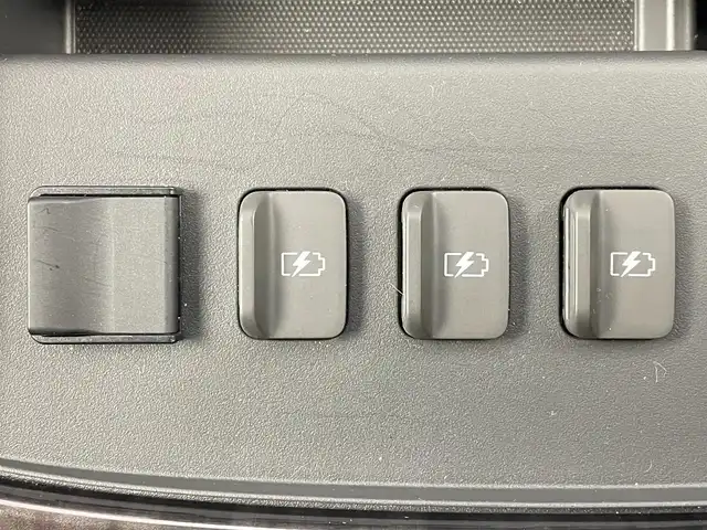 日産 エルグランド 250HWS S アーバンクロム 大阪府 2019(令1)年 2.3万km 黒 禁煙車/インテリジェントエマージェンシーブレーキ/　・車線逸脱防止支援システム/　・車線逸脱警報　LDA/　・踏み間違い衝突防止アシスト/　・進入禁止標識検知器/　・フロントバックソナー/純正メーカーOPナビ/　Bluetooth/フルセグ/CD/DVD/インテリジェントアラウンドビューモニター/バックカメラ/両側パワースライドドア/専用クロームメッキパーツ/クローム18インチアルミホイール/黒革キャプテンシート/ハーフレザーシート/LEDオートライト/フォグランプ/ハイビームアシスト/革巻きコンビステアリングホイール/スマートキー/ビルトインETC