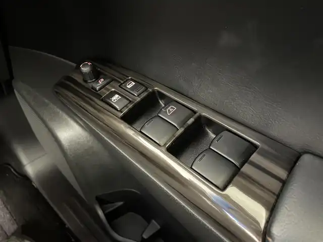 日産 エルグランド 250HWS S アーバンクロム 大阪府 2019(令1)年 2.3万km 黒 禁煙車/インテリジェントエマージェンシーブレーキ/　・車線逸脱防止支援システム/　・車線逸脱警報　LDA/　・踏み間違い衝突防止アシスト/　・進入禁止標識検知器/　・フロントバックソナー/純正メーカーOPナビ/　Bluetooth/フルセグ/CD/DVD/インテリジェントアラウンドビューモニター/バックカメラ/両側パワースライドドア/専用クロームメッキパーツ/クローム18インチアルミホイール/黒革キャプテンシート/ハーフレザーシート/LEDオートライト/フォグランプ/ハイビームアシスト/革巻きコンビステアリングホイール/スマートキー/ビルトインETC