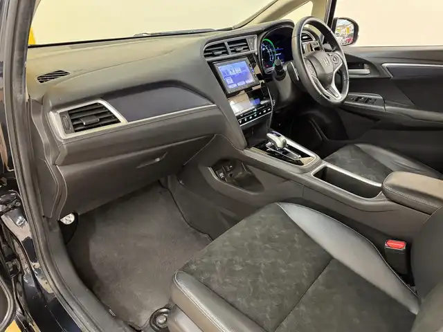 ホンダ シャトル ハイブリッド Z スタイルエディション 群馬県 2016(平28)年 8.4万km ミッドナイトブルービームM シティブレーキアクティブシステム/クルーズコントロール/純正SDナビ/　　フルセグ/BT/CD/DVD/    FM/AM/ipod/SD/USB/バックカメラ/リヤスポイラー/ブラックハーフレザーシート/オートLEDヘッドライト/フォグランプ/本革巻きステアリング/パドルシフト/ステアリングスイッチ/純正フロアマット/スマートキー/電動格納ウィンカーミラー/横滑り防止/ビルドインETC