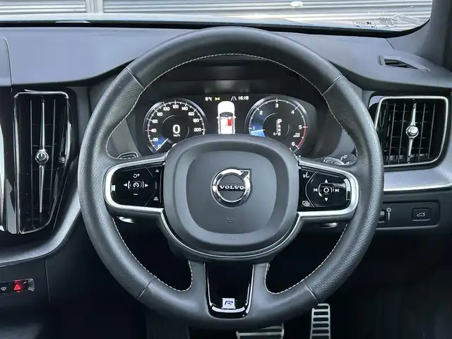 ボルボ ＸＣ６０ D4 AWD Rデザイン 茨城県 2018(平30)年 1.4万km 青 インテリセーフ　/ＡＣＣ　/ＬＫＡ　/ＢＬＩＳ　/ＣＴＡ　/３６０°カメラ　/半革　/シートヒーター　/Ｍ付ＰＷシート　/ＰＷテールゲート　/ナビ　/１２セグ　/ＣａｒＰｌａｙ　/ＢＴ　/ＵＳＢ　/ＬＥＤ　/ＥＴＣ２．０　/禁煙車