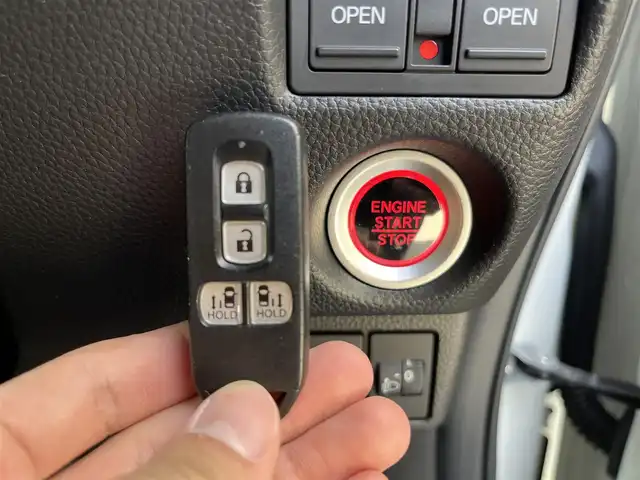 ホンダ Ｎ ＢＯＸ カスタム L 高知県 2022(令4)年 3.5万km プラチナホワイトパール 社外ナビ/　Bluetooth/AM/FM/AUX/ホンダセンシング/ETC/両側パワースライドドア/ドライブレコーダー/バックカメラ/クルーズコントロール/プッシュスタート/スマートキー/ベンチシート/LEDヘッドライト/コーナーセンサー/純正14インチアルミホイール/フロアマット/オートマチックハイビーム/運転席/助手席シートヒーター/運転席/助手席シートバックテーブル/カーテンエアバッグ/衝突被害軽減システム/盗難防止装置