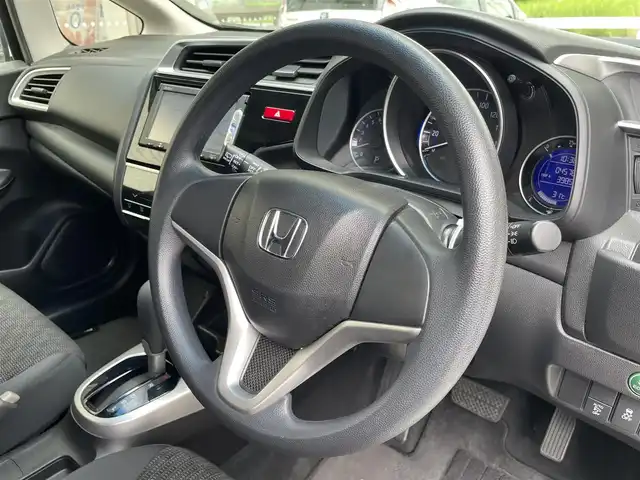 ホンダ フィット 13G Lパッケージ 愛知県 2015(平27)年 4.6万km プレミアムホワイトパール (株)IDOMが運営する【じしゃロン豊川店】の自社ローン専用車両になります。こちらは現金またはオートローンご利用時の価格です。自社ローンご希望の方は別途その旨お申付け下さい/ 純正ディーラーナビ/　◯ CD再生機能/ ETC/ バックカメラ/ プッシュスタート/ ドライブレコーダー/ ウインカーミラー/ ドアバイザー/ 純正フロアマット