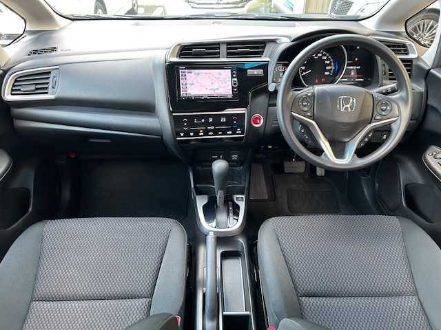 ホンダ フィット 13G F 神奈川県 2018(平30)年 4.1万km プレミアムイエローパールⅡ ワンオーナー /登録時40424キロ/クロススタイルパッケージ/前後ロアガーニッシュ/サイドロアガーニッシュ/ボディサイドモール/ホイールアーチ/テールゲートデカール/Honda SENSING/●衝突軽減ブレーキ〈CMBS〉/●誤発進抑制機能/●歩行者事故低減ステアリング/●路外逸脱抑制機能/●ACC〈アダプティブ・クルーズ・コントロール〉/●LKAS〈車線維持支援システム〉/●先行車発進お知らせ機能/●標識認識機能/純正ナビ/CD /DVD /SD /BT /フルセグ/バックカメラ/ビルトインETC/プラズマクラスター搭載エアコン/LEDドアミラーウインカー/電動格納式カラードドアミラー/（オートリトラミラー）/Hondaスマートキー/プッシュエンジンスタート／ストップスイッチ/VSA（ABS＋TCS＋横すべり抑制）/エマージェンシーストップシグナル/ヒルスタートアシスト機能/LEDリアコンビネーションランプ/保証書/取扱説明書/ナビ取扱説明書
