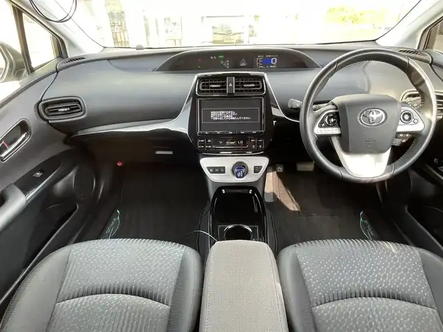 トヨタ プリウス Sセーフティプラス 道央・札幌 2018(平30)年 4.7万km ホワイトパールクリスタルシャイン ・４WD/・衝突軽減ブレーキ/・純正ナビ/　CD＆DVD＆BT＆TV/・バックカメラ/・パーキングアシスト/・コーナーセンサー/・レーンキープアシスト/・レーダークルーズコントロール/・オートエアコン/・オートライト/・レインセンサーワイパー/・オートリトラミラー/・オートハイビーム/・プッシュスタート/・スマートキー/・ビルトインETC/・ハンズフリー/・ステアリングスイッチ/・純正フロアマット/・ウィンカーミラー/・ドアバイザー/・フォグライト/・LEDヘッドライト