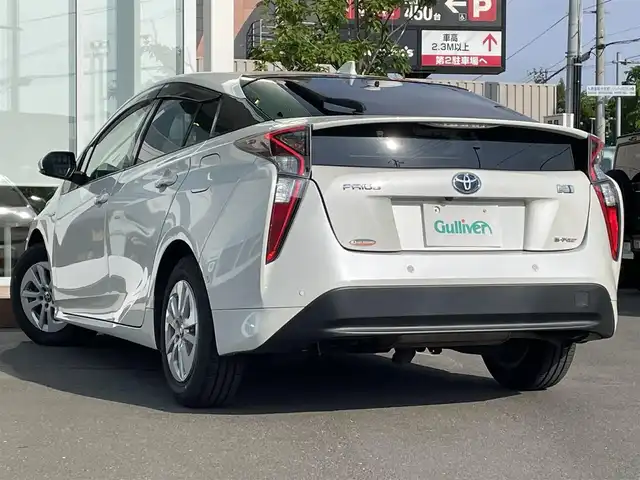 トヨタ プリウス Sセーフティプラス 道央・札幌 2018(平30)年 4.7万km ホワイトパールクリスタルシャイン ・４WD/・衝突軽減ブレーキ/・純正ナビ/　CD＆DVD＆BT＆TV/・バックカメラ/・パーキングアシスト/・コーナーセンサー/・レーンキープアシスト/・レーダークルーズコントロール/・オートエアコン/・オートライト/・レインセンサーワイパー/・オートリトラミラー/・オートハイビーム/・プッシュスタート/・スマートキー/・ビルトインETC/・ハンズフリー/・ステアリングスイッチ/・純正フロアマット/・ウィンカーミラー/・ドアバイザー/・フォグライト/・LEDヘッドライト