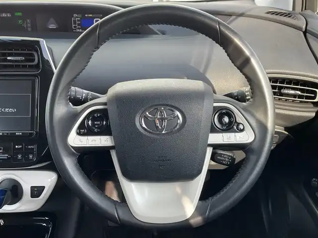 トヨタ プリウス Sセーフティプラス 道央・札幌 2018(平30)年 4.7万km ホワイトパールクリスタルシャイン ・４WD/・衝突軽減ブレーキ/・純正ナビ/　CD＆DVD＆BT＆TV/・バックカメラ/・パーキングアシスト/・コーナーセンサー/・レーンキープアシスト/・レーダークルーズコントロール/・オートエアコン/・オートライト/・レインセンサーワイパー/・オートリトラミラー/・オートハイビーム/・プッシュスタート/・スマートキー/・ビルトインETC/・ハンズフリー/・ステアリングスイッチ/・純正フロアマット/・ウィンカーミラー/・ドアバイザー/・フォグライト/・LEDヘッドライト