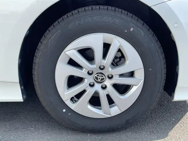 トヨタ プリウス Sセーフティプラス 道央・札幌 2018(平30)年 4.7万km ホワイトパールクリスタルシャイン ・４WD/・衝突軽減ブレーキ/・純正ナビ/　CD＆DVD＆BT＆TV/・バックカメラ/・パーキングアシスト/・コーナーセンサー/・レーンキープアシスト/・レーダークルーズコントロール/・オートエアコン/・オートライト/・レインセンサーワイパー/・オートリトラミラー/・オートハイビーム/・プッシュスタート/・スマートキー/・ビルトインETC/・ハンズフリー/・ステアリングスイッチ/・純正フロアマット/・ウィンカーミラー/・ドアバイザー/・フォグライト/・LEDヘッドライト