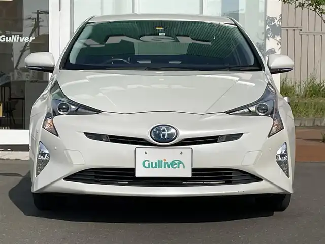 トヨタ プリウス Sセーフティプラス 道央・札幌 2018(平30)年 4.7万km ホワイトパールクリスタルシャイン ・４WD/・衝突軽減ブレーキ/・純正ナビ/　CD＆DVD＆BT＆TV/・バックカメラ/・パーキングアシスト/・コーナーセンサー/・レーンキープアシスト/・レーダークルーズコントロール/・オートエアコン/・オートライト/・レインセンサーワイパー/・オートリトラミラー/・オートハイビーム/・プッシュスタート/・スマートキー/・ビルトインETC/・ハンズフリー/・ステアリングスイッチ/・純正フロアマット/・ウィンカーミラー/・ドアバイザー/・フォグライト/・LEDヘッドライト