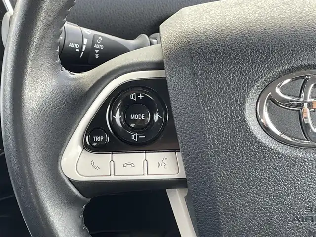 トヨタ プリウス Sセーフティプラス 道央・札幌 2018(平30)年 4.7万km ホワイトパールクリスタルシャイン ・４WD/・衝突軽減ブレーキ/・純正ナビ/　CD＆DVD＆BT＆TV/・バックカメラ/・パーキングアシスト/・コーナーセンサー/・レーンキープアシスト/・レーダークルーズコントロール/・オートエアコン/・オートライト/・レインセンサーワイパー/・オートリトラミラー/・オートハイビーム/・プッシュスタート/・スマートキー/・ビルトインETC/・ハンズフリー/・ステアリングスイッチ/・純正フロアマット/・ウィンカーミラー/・ドアバイザー/・フォグライト/・LEDヘッドライト