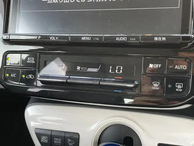 トヨタ プリウス Sセーフティプラス 道央・札幌 2018(平30)年 4.7万km ホワイトパールクリスタルシャイン ・４WD/・衝突軽減ブレーキ/・純正ナビ/　CD＆DVD＆BT＆TV/・バックカメラ/・パーキングアシスト/・コーナーセンサー/・レーンキープアシスト/・レーダークルーズコントロール/・オートエアコン/・オートライト/・レインセンサーワイパー/・オートリトラミラー/・オートハイビーム/・プッシュスタート/・スマートキー/・ビルトインETC/・ハンズフリー/・ステアリングスイッチ/・純正フロアマット/・ウィンカーミラー/・ドアバイザー/・フォグライト/・LEDヘッドライト