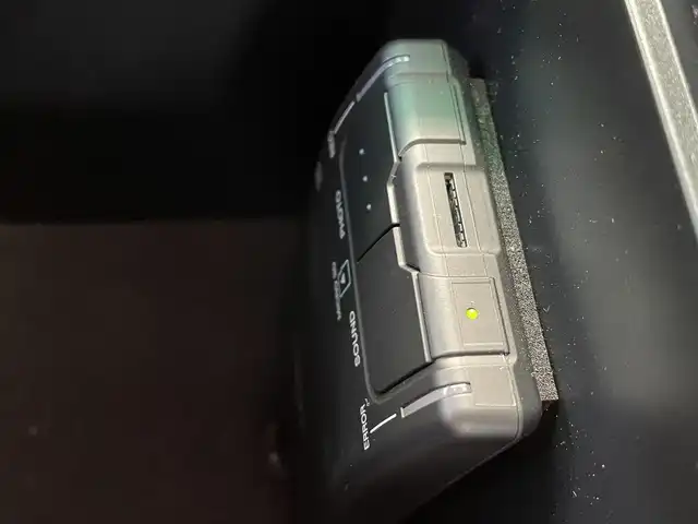 トヨタ プリウス Sセーフティプラス 道央・札幌 2018(平30)年 4.7万km ホワイトパールクリスタルシャイン ・４WD/・衝突軽減ブレーキ/・純正ナビ/　CD＆DVD＆BT＆TV/・バックカメラ/・パーキングアシスト/・コーナーセンサー/・レーンキープアシスト/・レーダークルーズコントロール/・オートエアコン/・オートライト/・レインセンサーワイパー/・オートリトラミラー/・オートハイビーム/・プッシュスタート/・スマートキー/・ビルトインETC/・ハンズフリー/・ステアリングスイッチ/・純正フロアマット/・ウィンカーミラー/・ドアバイザー/・フォグライト/・LEDヘッドライト