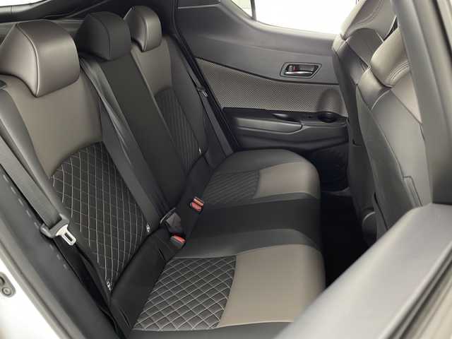 トヨタ Ｃ－ＨＲ G 宮崎県 2019(令1)年 3.8万km ホワイトパールクリスタルシャイン 禁煙車/トヨタセーフティセンス/純正8型ディスプレイオーディオ/（T-CONNECT/FMAM/Bluetooth/ナビ）/純正バックカメラ/純正ビルトインETC/純正モデリスタエアロ/純正18インチアルミ/純正LEDオートライト/純正LEDフォグ/純正フロアマット/アダプティブクルーズコントロール/プリクラッシュセーフティ/レーンディパーチャーアラート/オートマチックハイビーム/ブラインドスポットモニター/デュアルオートエアコン/ハーフレザーシート/スマートキー/プッシュエンジンスタート/新車時保証書/取扱い説明書