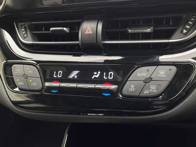トヨタ Ｃ－ＨＲ G 宮崎県 2019(令1)年 3.8万km ホワイトパールクリスタルシャイン 禁煙車/トヨタセーフティセンス/純正8型ディスプレイオーディオ/（T-CONNECT/FMAM/Bluetooth/ナビ）/純正バックカメラ/純正ビルトインETC/純正モデリスタエアロ/純正18インチアルミ/純正LEDオートライト/純正LEDフォグ/純正フロアマット/アダプティブクルーズコントロール/プリクラッシュセーフティ/レーンディパーチャーアラート/オートマチックハイビーム/ブラインドスポットモニター/デュアルオートエアコン/ハーフレザーシート/スマートキー/プッシュエンジンスタート/新車時保証書/取扱い説明書
