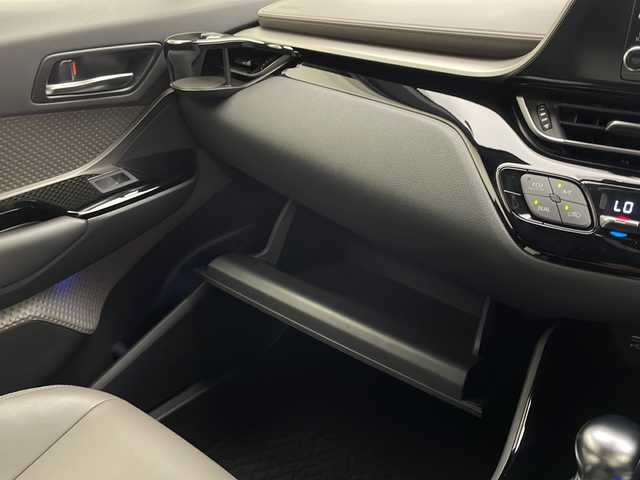 トヨタ Ｃ－ＨＲ G 宮崎県 2019(令1)年 3.8万km ホワイトパールクリスタルシャイン 禁煙車/トヨタセーフティセンス/純正8型ディスプレイオーディオ/（T-CONNECT/FMAM/Bluetooth/ナビ）/純正バックカメラ/純正ビルトインETC/純正モデリスタエアロ/純正18インチアルミ/純正LEDオートライト/純正LEDフォグ/純正フロアマット/アダプティブクルーズコントロール/プリクラッシュセーフティ/レーンディパーチャーアラート/オートマチックハイビーム/ブラインドスポットモニター/デュアルオートエアコン/ハーフレザーシート/スマートキー/プッシュエンジンスタート/新車時保証書/取扱い説明書