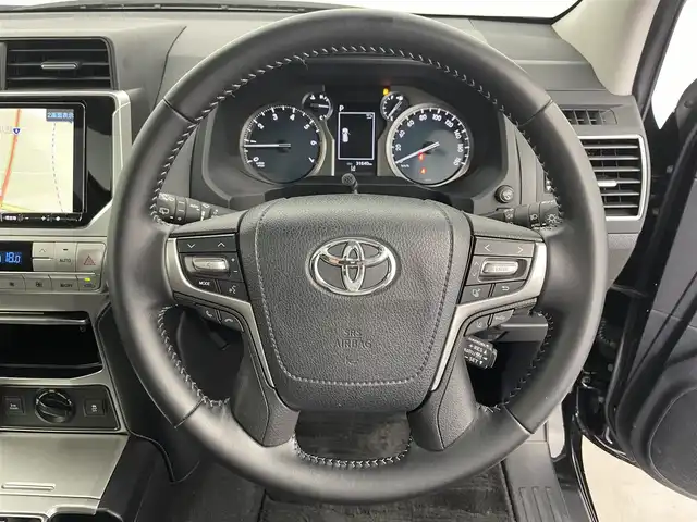 トヨタ ランドクルーザー プラド TX Lパッケージ 富山県 2023(令5)年 3.2万km ブラック サンルーフ/社外9型ナビ（AM/FM/BT/DVD/USB/HDMI）/フルセグTV/バックカメラ/ドライブレコーダー/ETC/レザーシート/前席パワーシート/前席シートヒーター/前席エアシート/衝突被害軽減システム/レーダークルーズコントロール/レーンキープアシスト/コーナーセンサー/横滑り防止装置/オートLEDライト/純正フロアマット/マーテルギア製アルミホイール/革巻きステアリング/ステアリングスイッチ/リフトアップ有