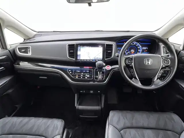 ホンダ オデッセイ ハイブリッド アブソルート ホンダセンシング 熊本県 2018(平30)年 8.2万km プラチナホワイトパール 純正ナビ（ＣＤ・ＤＶＤ・フルセグ・ＢＴ・ＳＤ・ｉｐｏｄ・HDMI）/バックカメラ　/純正前方ドライブレコーダー　/ビルトインＥＴＣ2.0　/両側パワースライドドア　/ホンダセンシング/・衝突軽減ブレーキ/・レーダークルーズコントロール/・先行車発進お知らせ機能/・路外逸脱制御機能/・レーンキープアシスト/・標識認識機能/横滑り防止/運転席パワーシート/ハーフレザーシート/純正フロアマット/純正１７インチAW/オートライト/LEDヘッドライト/フォグライト/スマートキー/プッシュスタート/保証書/取扱説明書