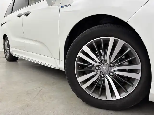 ホンダ オデッセイ ハイブリッド アブソルート ホンダセンシング 福岡県 2018(平30)年 8.2万km プラチナホワイトパール 純正９インチナビ／フルセグＴＶ／ＢＴ　/ＥＴＣ２．０　/ドライブレコーダー　/両側パワースライドドア　/バックカメラ/クルーズコントロール　/衝突軽減システム　/レーンキープ　/コーナーセンサー　/横滑り防止　/純正１７インチＡＷ