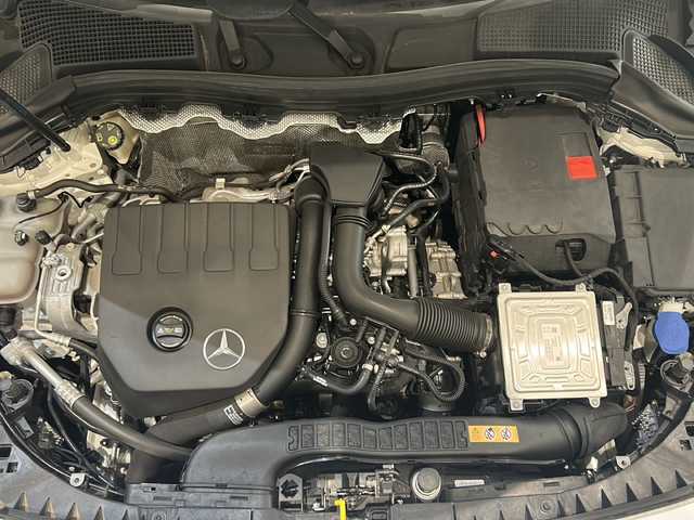 メルセデス・ベンツ Ｂ１８０ AMGライン 新潟県 2019(令1)年 2.3万km ポーラホワイト オプション/AMGライン/-スポーツコンフォートサスペンション/-AMGスタイリングパッケージ/-18インチアルミホイール/-ロゴ付きキャリパー/-ステンレスペダル/-ダイレクトステアリング/-本革巻スポーツステアリング/-レザーDINAMICAシート/-カーボン調トリム/-マルチビームLEDヘッドライト/-アクティブハイビームアシストプラス/レーダーセーフティパッケージ/-アクティブディスタンスアシストディストロニック/-アクティブブレーキアシスト/-PRE SAFE/-アクティブブラインドスポットアシスト/-アクティブレーンキープアシスト/-アクティブステアリングアシスト/ナビゲーションパッケージ/アドバンスドパッケージ/-360°カメラシステム/-ヘッドアップディスプレイ/-アドバンスドサウンドシステム/主要装備/ドライブレコーダー/ETC/パドルシフト/メモリ付きパワーシート/シートヒーター/パワーバックドア/置くだけ充電/LEDヘッドライト