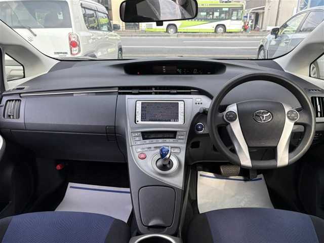 トヨタ プリウス Sツーリングセレクション 埼玉県 2013(平25)年 8.1万km ブラック (株)IDOMが運営する【じしゃロン鳩ヶ谷店】の自社ローン専用車両になりますこちらは現金またはオートローンご利用時の価格です。自社ローンご希望の方は別途その旨お申付け下さい/登録時81056km/純正メモリナビ（NSCP-W62）/AM/FM/CD/SD/BT/ワンセグTV/バックカメラ/プッシュスタート/スマートキーx2/ステアリングスイッチ/ビルトインETC/モデリスタエアロ/純正17インチAW/オートエアコン/HIDオートライト/フォグランプ/ヘッドライトクリーナースイッチ/車両接近通報一時停止スイッチ/電動格納機能ミラー/オールオートパワーウィンドウ/ドアバイザー/純正フロアマット/ISOFIX