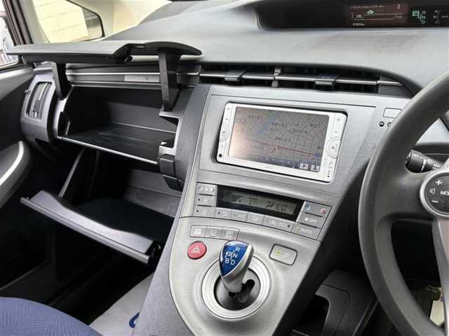 トヨタ プリウス Sツーリングセレクション 埼玉県 2013(平25)年 8.1万km ブラック (株)IDOMが運営する【じしゃロン鳩ヶ谷店】の自社ローン専用車両になりますこちらは現金またはオートローンご利用時の価格です。自社ローンご希望の方は別途その旨お申付け下さい/登録時81056km/純正メモリナビ（NSCP-W62）/AM/FM/CD/SD/BT/ワンセグTV/バックカメラ/プッシュスタート/スマートキーx2/ステアリングスイッチ/ビルトインETC/モデリスタエアロ/純正17インチAW/オートエアコン/HIDオートライト/フォグランプ/ヘッドライトクリーナースイッチ/車両接近通報一時停止スイッチ/電動格納機能ミラー/オールオートパワーウィンドウ/ドアバイザー/純正フロアマット/ISOFIX