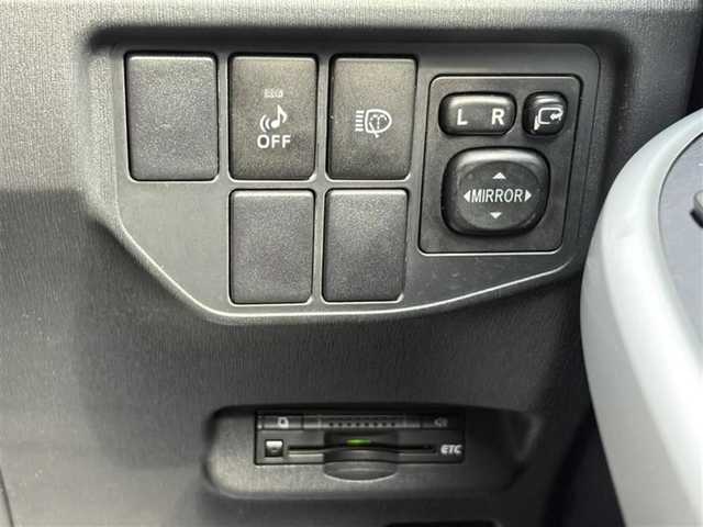 トヨタ プリウス Sツーリングセレクション 埼玉県 2013(平25)年 8.1万km ブラック (株)IDOMが運営する【じしゃロン鳩ヶ谷店】の自社ローン専用車両になりますこちらは現金またはオートローンご利用時の価格です。自社ローンご希望の方は別途その旨お申付け下さい/登録時81056km/純正メモリナビ（NSCP-W62）/AM/FM/CD/SD/BT/ワンセグTV/バックカメラ/プッシュスタート/スマートキーx2/ステアリングスイッチ/ビルトインETC/モデリスタエアロ/純正17インチAW/オートエアコン/HIDオートライト/フォグランプ/ヘッドライトクリーナースイッチ/車両接近通報一時停止スイッチ/電動格納機能ミラー/オールオートパワーウィンドウ/ドアバイザー/純正フロアマット/ISOFIX