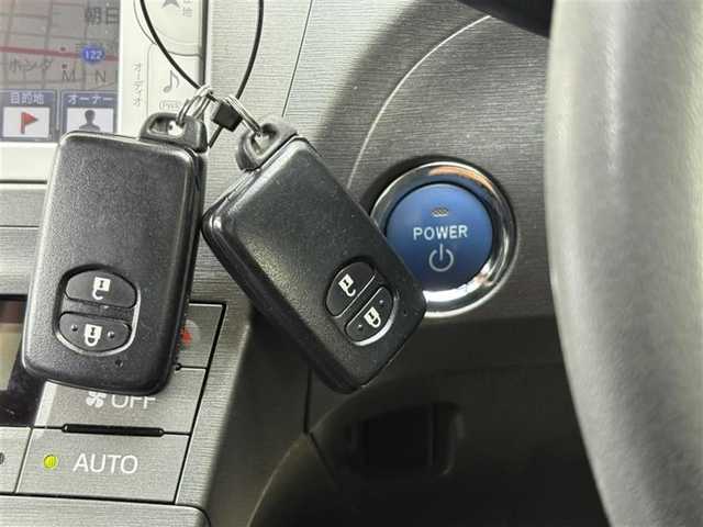 トヨタ プリウス Sツーリングセレクション 埼玉県 2013(平25)年 8.1万km ブラック (株)IDOMが運営する【じしゃロン鳩ヶ谷店】の自社ローン専用車両になりますこちらは現金またはオートローンご利用時の価格です。自社ローンご希望の方は別途その旨お申付け下さい/登録時81056km/純正メモリナビ（NSCP-W62）/AM/FM/CD/SD/BT/ワンセグTV/バックカメラ/プッシュスタート/スマートキーx2/ステアリングスイッチ/ビルトインETC/モデリスタエアロ/純正17インチAW/オートエアコン/HIDオートライト/フォグランプ/ヘッドライトクリーナースイッチ/車両接近通報一時停止スイッチ/電動格納機能ミラー/オールオートパワーウィンドウ/ドアバイザー/純正フロアマット/ISOFIX