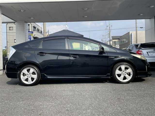 トヨタ プリウス Sツーリングセレクション 埼玉県 2013(平25)年 8.1万km ブラック (株)IDOMが運営する【じしゃロン鳩ヶ谷店】の自社ローン専用車両になりますこちらは現金またはオートローンご利用時の価格です。自社ローンご希望の方は別途その旨お申付け下さい/登録時81056km/純正メモリナビ（NSCP-W62）/AM/FM/CD/SD/BT/ワンセグTV/バックカメラ/プッシュスタート/スマートキーx2/ステアリングスイッチ/ビルトインETC/モデリスタエアロ/純正17インチAW/オートエアコン/HIDオートライト/フォグランプ/ヘッドライトクリーナースイッチ/車両接近通報一時停止スイッチ/電動格納機能ミラー/オールオートパワーウィンドウ/ドアバイザー/純正フロアマット/ISOFIX