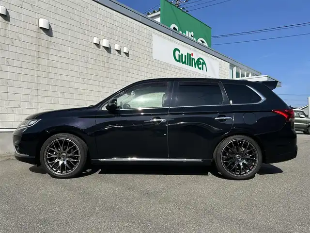 三菱 アウトランダー ＰＨＥＶ G プレミアムパッケージ 山形県 2016(平28)年 9.4万km アメジストブラック 4WD/純正SDナビ/フルセグTV/FM/AM/クルーズコントロール/全周囲カメラ/社外サス（純正有り）/ステアリングヒーター/黒革シート&シートヒーター/パワーバックドア/パドルソフト/衝突軽減ブレーキ/ドライブレコーダー/パドルシフト/バックカメラ/ETC/純正アルミ付き冬タイヤ積載/充電ケーブル