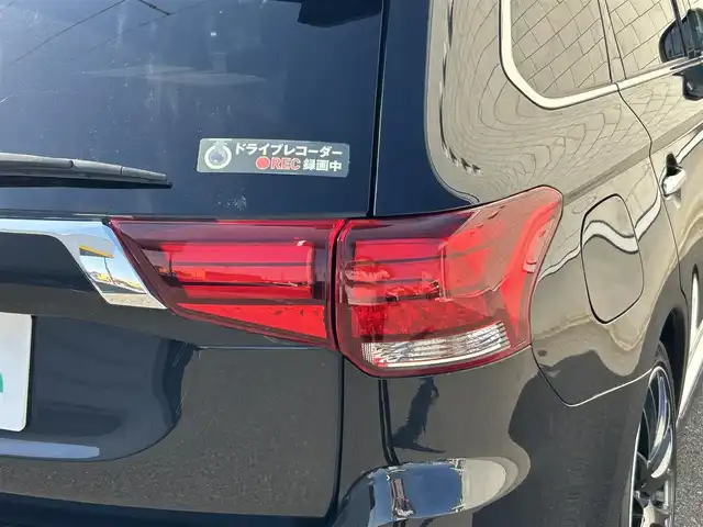三菱 アウトランダー ＰＨＥＶ G プレミアムパッケージ 山形県 2016(平28)年 9.4万km アメジストブラック 4WD/純正SDナビ/フルセグTV/FM/AM/クルーズコントロール/全周囲カメラ/社外サス（純正有り）/ステアリングヒーター/黒革シート&シートヒーター/パワーバックドア/パドルソフト/衝突軽減ブレーキ/ドライブレコーダー/パドルシフト/バックカメラ/ETC/純正アルミ付き冬タイヤ積載/充電ケーブル