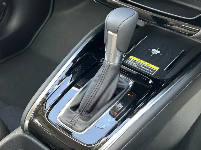 ホンダ ヴェゼル ハイブリッド e:HEV Z 三重県 2025(令7)年 0.1千km クリスタルブラックパール 登録済未使用車 /純正ナビ /バックカメラ /BSM /ビルトインETC2.0 /ワイヤレス充電器 /スペアキー/ステアリングヒーター /革巻きステアリング/ステアリングスイッチ/パワーバックドア /前席シートヒーター/USB・タイプC給電ポート/コーナーセンサー /ハーフレザーシート/レーダークルーズコントロール/レーンキープアシスト/衝突軽減ブレーキ/ダウンヒルアシストコントロール/LEDヘッドライト/オートハイビーム/オートライト/電動格納ミラー/禁煙車