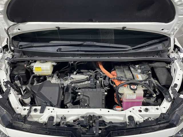 トヨタ ヴォクシー ハイブリッド ZS 沖縄県 2017(平29)年 7.9万km ホワイトパールクリスタルシャイン 禁煙車/県外仕入れ/純正７インチナビ/【CD/DVD/フルセグTV/BT】/後席フリップダウンモニター/バックカメラ/ETC/両側パワースライドドア/シートカバー/純正サンシェード/トヨタセーフティセンス/→衝突被害軽減システム/→レーンキープアシスト/→オートマチックハイビーム/スマートキー