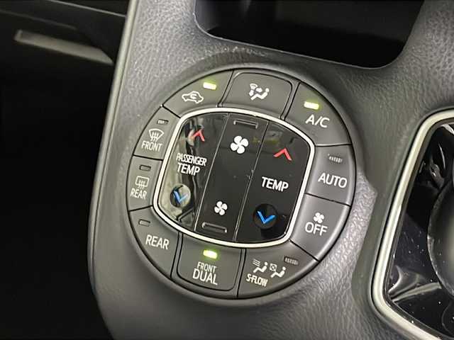 トヨタ ヴォクシー ハイブリッド ZS 沖縄県 2017(平29)年 7.9万km ホワイトパールクリスタルシャイン 禁煙車/県外仕入れ/純正７インチナビ/【CD/DVD/フルセグTV/BT】/後席フリップダウンモニター/バックカメラ/ETC/両側パワースライドドア/シートカバー/純正サンシェード/トヨタセーフティセンス/→衝突被害軽減システム/→レーンキープアシスト/→オートマチックハイビーム/スマートキー