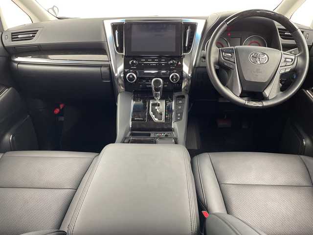 トヨタ アルファード S Cパッケージ 鹿児島県 2023(令5)年 1.8万km ホワイトパールクリスタルシャイン Toyota Safety Sense/純正ディスプレィオーディオ/（ナビ/Bluetooth/CD/DVD)/フルセグTV/バックカメラ/サンルーフ/フリップダウンモニター/黒レザーシート/前席パワーシート/前席シートヒーター/両側電動スライドドア/前方ドライブレコーダー/レーダークルーズコントロール/パワーバックドア/ビルトインETC/革巻きステアリング/ステアリングヒーター/電子パーキング/LEDヘッドライト/フォグライト/オートライト/純正18インチアルミホイール/純正フロアマット/スマートキー/エンジンプッシュスタート