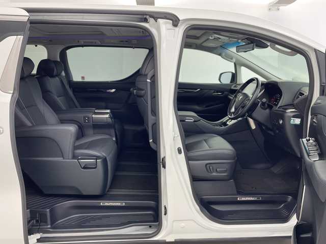 トヨタ アルファード S Cパッケージ 鹿児島県 2023(令5)年 1.8万km ホワイトパールクリスタルシャイン Toyota Safety Sense/純正ディスプレィオーディオ/（ナビ/Bluetooth/CD/DVD)/フルセグTV/バックカメラ/サンルーフ/フリップダウンモニター/黒レザーシート/前席パワーシート/前席シートヒーター/両側電動スライドドア/前方ドライブレコーダー/レーダークルーズコントロール/パワーバックドア/ビルトインETC/革巻きステアリング/ステアリングヒーター/電子パーキング/LEDヘッドライト/フォグライト/オートライト/純正18インチアルミホイール/純正フロアマット/スマートキー/エンジンプッシュスタート
