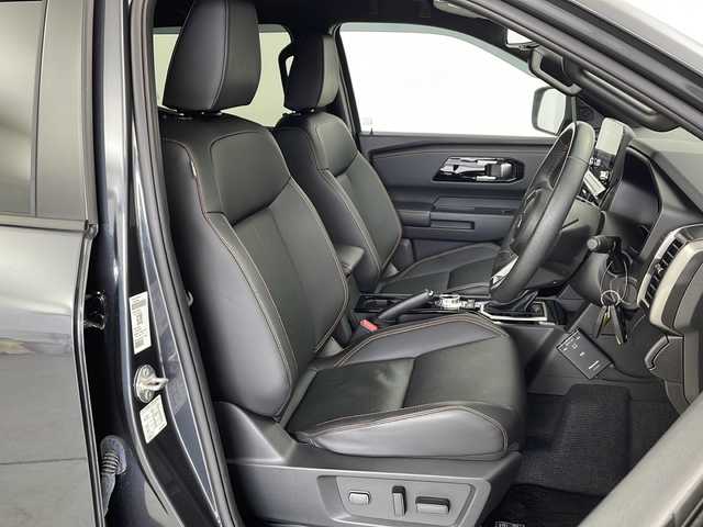 三菱 トライトン GSR 愛知県 2024(令6)年 0.6万km ガンＭ／黒 メーカーオプション9インチナビ/音声認識・BT・AppleCarPlay・AndroidAuto・フルセグTV・USB・FM・AM/マルチアラウンドビューモニター/スーパーエレクトロ4WD-II/レーダークルーズ コントロール/ETC/衝突被害軽減システム/本革合皮コンビレザーシート/運転席パワーシート/前席シートヒーター /本革巻ステアリング/ステアリングヒーター/ブラインドスポットモニター/ヒルディセントコントロール/アクティブスタビリティ&トラクションコントロール/アクティブLSD（ブレーキ制御タイプ）/トレーラースタビリティアシスト/アクティブヨーコントロール/リヤデフロック/ヒルスタートアシスト/標識認識システム/オートライト/オートハイビーム/オートワイパー/車線逸脱防止支援機能/後席サーキュレーター/自動防眩ルームミラー/フロントフォグランプ/荷台ベッドライナー/電動格納式ヒーテッドドアミラー/6スピーカー